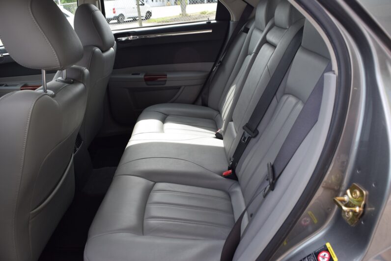 
								Chrysler 300C 5.7 V8 HEMI full									
