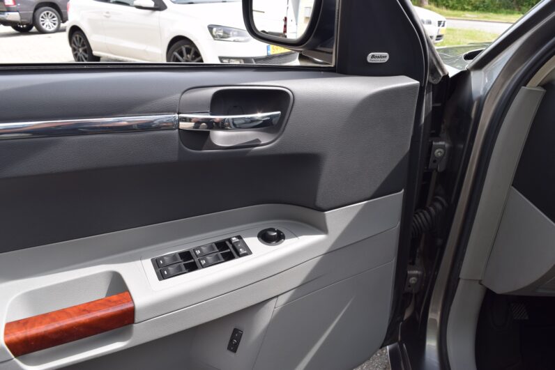 
								Chrysler 300C 5.7 V8 HEMI full									